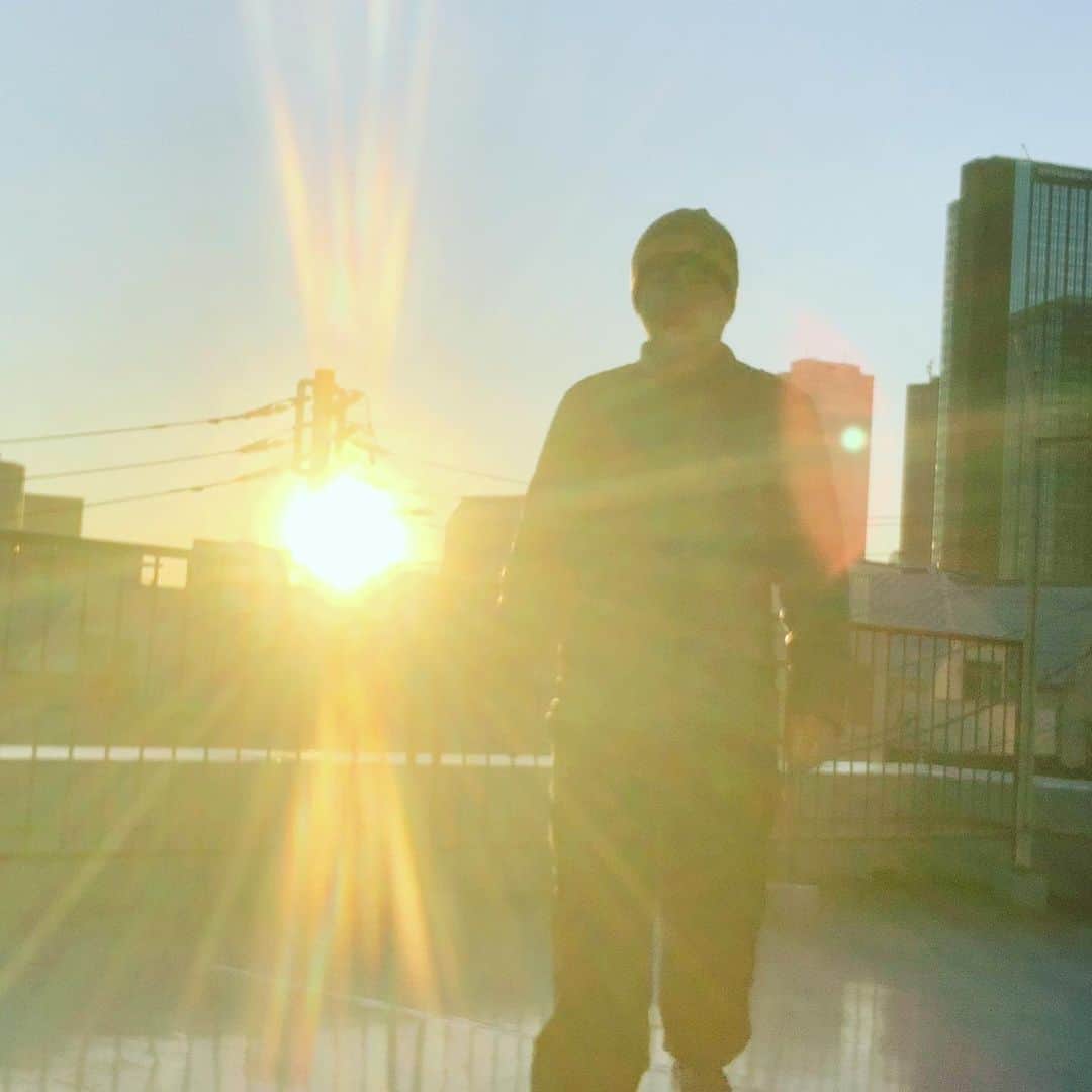 一三さんのインスタグラム写真 - (一三Instagram)「雲一つない，#晴天 の穏やかな#年明け。  テレビで富士山の#御来光 を中継していたのでそれに感化され，自宅の屋上で#初日の出 を拝んで参りました。  皆さんにとって，良い年でありますように。  #2021年 #元旦 #朝日 #sunrise  一三」1月1日 21時12分 - ichizou.co.jp
