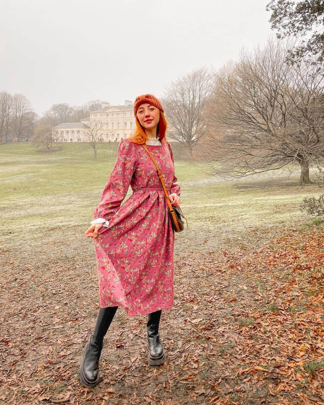 ベッキー・クルーエルのインスタグラム：「start as you mean to go on 🫖 frosty stroll on the heath to bring in the new year! 🎉」