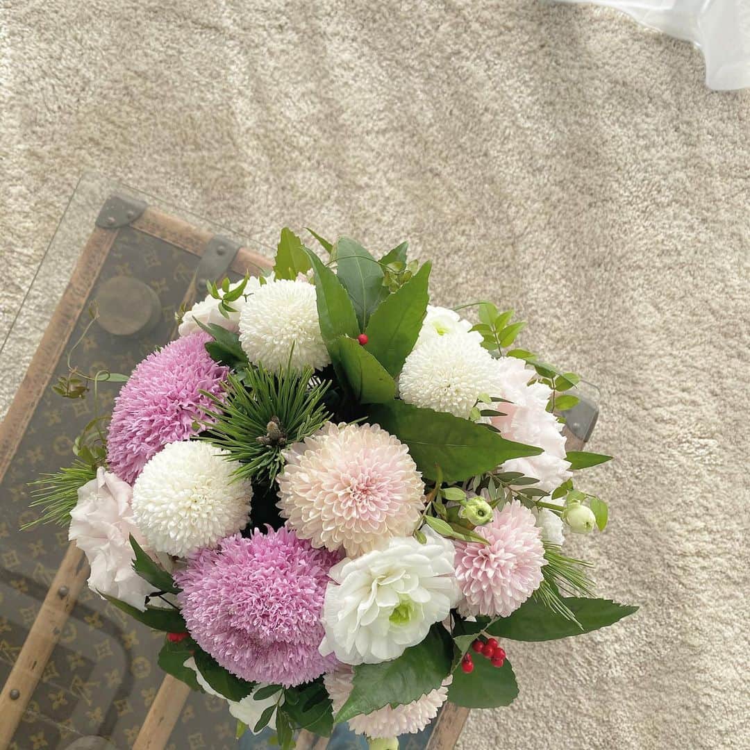 Risako Yamamotoさんのインスタグラム写真 - (Risako YamamotoInstagram)「お正月のお花☺︎ いつもの @fiori_gioia_ さんでお願いしました♡  #お正月 #newyear #お正月花」1月1日 21時09分 - risako_yamamoto