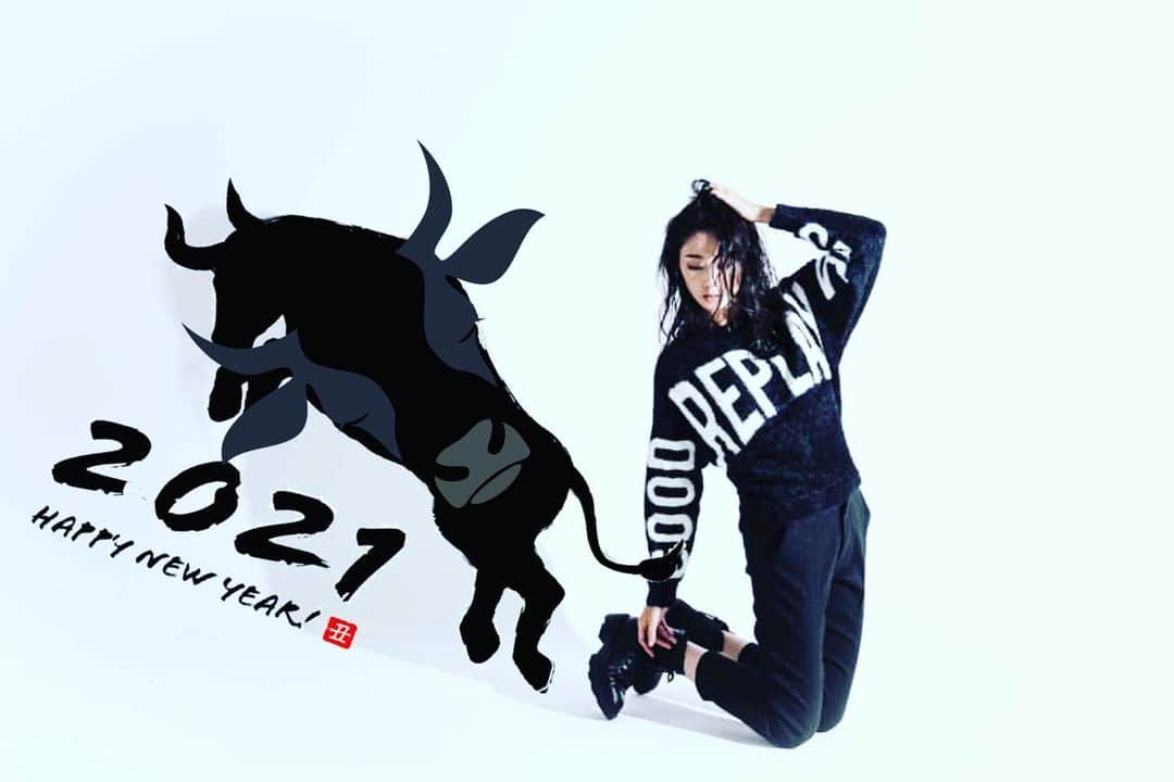 のインスタグラム：「【丑年】 Happy New Year!!!!!!!  なんだか、今年は一年凄く過ぎるのが早くて、色んな事が起こり、そんな中でも、耐性ついたり、、、。  今年は風の時代だそうで、200年前までは、土の時代、今年からは風の時代。  土の時代では、金銭・物質・権威等が重視されたのに対して、風の時代では、知性・コミュニケーション・個人等が重視されるようになるとの事。  それを念頭に、行動すると運が開けるみたい。  さてさて、今年は行動力を念頭に、さらにフットワーク軽く！頑張りたいと思います😉🤝  #happyholidays #happynewyear #miyuku #2021 #風の時代 #followme #丑年 #アラフォーコーデ #アラフォーファッション #アラフォーメイク #アラフォーライフ #新年の挨拶」