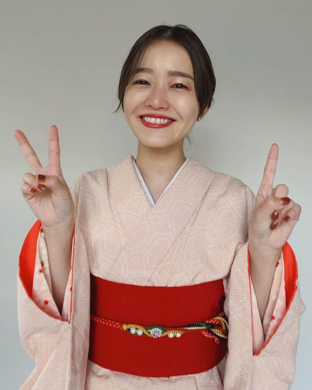 猪鼻ちひろのインスタグラム：「🎍🤍 きゃー21歳になりました← と言いたいところですが (は？🤷🏻‍♀️10年も前か…) 2021年やってきましたね。  あけましておめでとうございます。  今日は、お家にある着物の中から選んで着て、 久々にヘアアレンジとメイクもしたら楽しかったです。   ''自分も家族も友達もみんなみんな心身ともに健康でいられますように" と小さな小さな神社でお参りしてきました🙏🏻 幸多き一年にしようね😚 (妹が自己流で学んだ着付けで着付けてくれたので粗が目立つかと思いますお手柔らかに！と言ってました。笑 ありがとう♡) #2021 #あけましておめでとうございます」