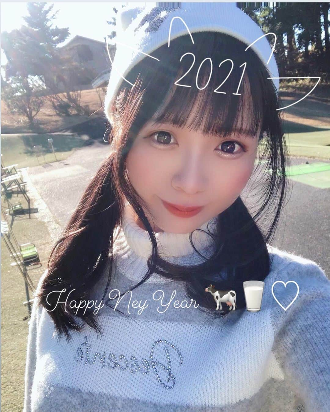 MIKIのインスタグラム：「* 新年、あけましておめでとうございます🐄🎍🤍 お写真は昨日の打ち納めと今日のおせち🏌🏻‍♀🍱️🌟 お気に入り過ぎてヘビロテしてる @descentegolf のウェアにつば無しニット帽🎽♪°スコアはベストにならずだけど、兎に角楽しかったからよし🙆🏻‍♀️💯💮  * 2021年の目標はたくさんあるけど…ゴルフもお仕事・勉強もプライベートもバランス感覚を大切に!素直に甘えながら頑張ろうっと🍊💛何よりどんな時も前向きに、楽しむことを忘れないように!💓  * 髪色も年明け前にトーンダウン🐕🐾॰ॱそして前髪いつもコテで巻けるぐらいなのに、自分で切って失敗して昔の人みたいになってる｡°(ᐡ•̥ᴥ•̥ᐡ)°｡はよ伸びろーて毎日願ってる👶🏻👶🏻  * 今日はラン初めとしてレインボーブリッジ走ってきた🏃🏻‍♀️👟打ち初めは来週の土曜に行ってきます🚕🤎今からわくわく楽しみ!🥰💭  * #ゴルフ #ゴルフ女子 #女子ゴルフ #ゴルフウェア #ゴルフコーデ #ゴルフ初心者 #インスタゴルフ #ゴルフ好き #ゴルフ好きな人と繋がりたい #reginagolf #vg_fashion #みんなのゴルフ女子 #descentegolf #デサントゴルフ #gingergolfteam8期生」