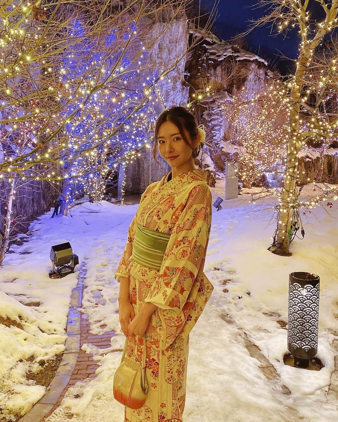 鈴木朱音のインスタグラム：「明けましておめでとうございます🎍⛩✨ . 昨年は仕事や生活環境がガラッと変わった1年になり、とても勉強になった年でした！ 今年も自分らしくのびのびと生活していくぞー♪ . 今年もよろしくお願い致します🐮❤️ . . #謹賀新年 #2021 #正月 #新年 #」