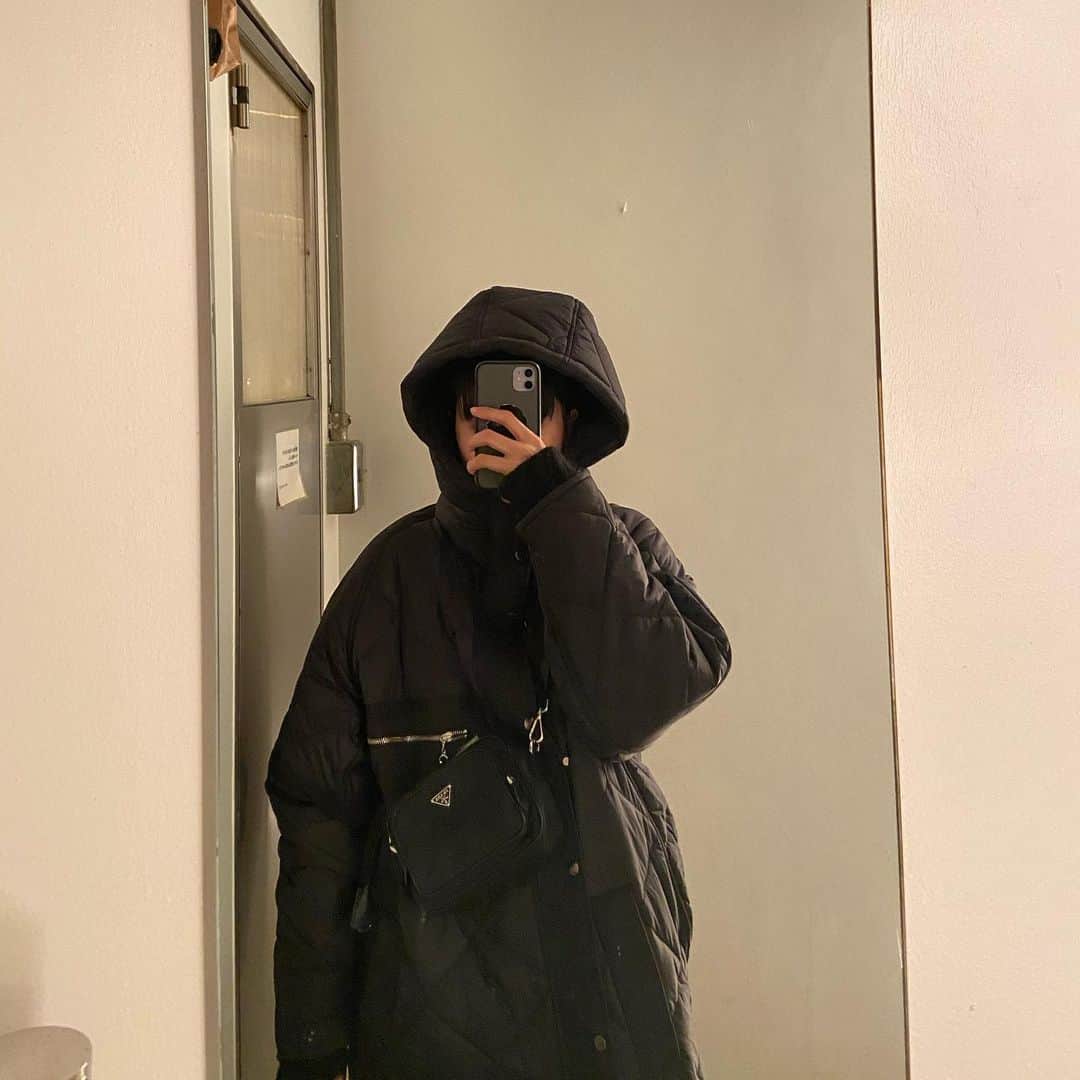 ラブリのインスタグラム：「明けましておめでとうございます🎍 初詣行ってきました。中吉です。  2020年、私達は一度だけ同じ時間の中でそれぞれの時間を過ごすことができました。そうして少し立ち止まり、地球から私自身から問われているような気がしました。声が聞こえやすくなったよね、色々。  なので2021年は至る所で風の通りが気持ち良さそうで、みんな透き通ってそうです。  皆さんにとって健康で優しさの溢れる一年でありますよう、どうぞ今年もお付き合い宜しくお願いします。こうして今日もつたえられることに感謝。  私の話でいうと母として一人の人間としてアップデートしていけたらと、自分にしか分からない努力に日々専念します🐄  宜しくお願いします。中吉より。」