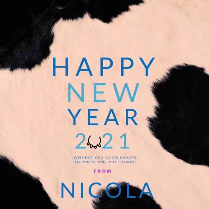 ニコラのインスタグラム：「明けましておめでとうございます🎍 Happy new year! This is the year of a cow！(in Japanese zodiac).  牛🐄のお乳🍼入れてみた😂😝 今年も宜しくお願い致します♡  #丑年年賀状  #丑年 #正月 #2021」