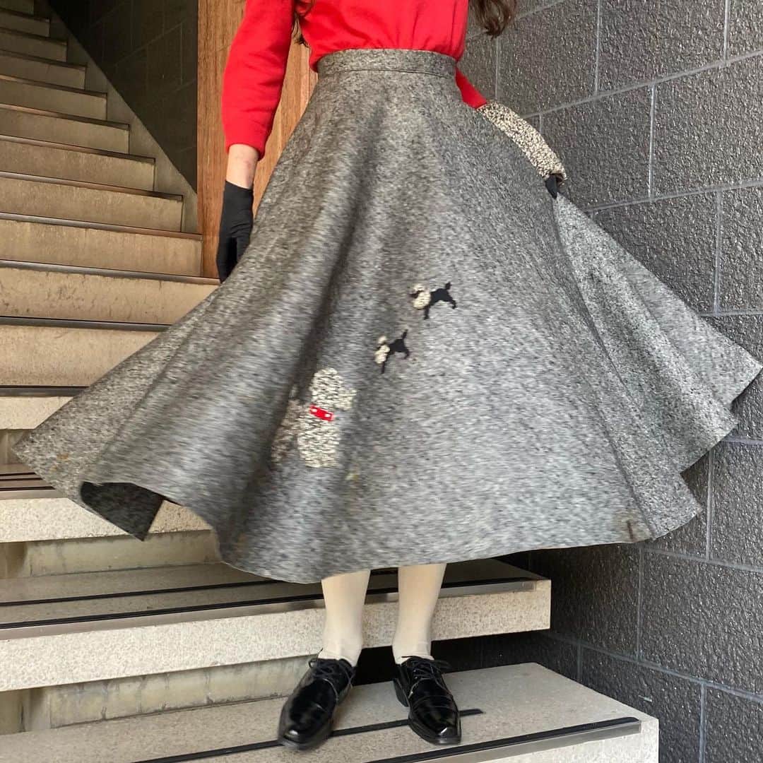 NUTTY Vintage&Collectibleのインスタグラム：「🎍🎊NEW YEAR SPECIAL ARRIVAL🎊🎍  ☑︎【special】vtg 50's "poodle" felt skirt ☑︎vtg 50's "Dalton" red knit blouse  📣新年スペシャル入荷➿➿🐩  コレクターの方も多い、オリジナル"プードルスカート"が入荷いたします💖 シームレスなフェルトのサーキュラースカートはハリのあるボリュームで360°美しいシルエットを保ちます。 可愛らしいプードル🐩の刺繍は当時の映画スターたちをも虜にし、世の人気を博したそうです…❤️  ┈┈┈┈┈┈┈┈┈┈┈┈┈┈┈┈┈  🎉2021🌅新春初売りSALEのお知らせ🎉 1/2(月)12:00〜1/17(日)  🎍新着商品を含む店内チケットのついたアイテム10%OFF〜50%OFF！ 🎍⭕️1/2,3,4の3日間限定⭕️お会計時にさらに10%OFF！ 🎍⭕️ONLINE STORE⭕️上記3日間限定！ 《NEW YEAR SPECIAL COUPON》 10%OFFクーポンコード【nyspc2021】 （対象） ▶︎VINTAGE ONLINE STORE ▶︎SELECT BOUTIQUE ONLINE STORE 新着アイテムも一部掲載いたします🐮♥️  店頭＆ONLINE STORE共にどうぞお楽しみ下さい🔜  ┈┈┈┈┈┈┈┈┈┈┈┈┈┈┈┈┈ 【年末年始営業時間】 ┈┈┈┈┈┈┈┈┈┈┈┈┈┈┈┈┈ 1/1(金) お休み 1/2(土) 12:00-20:00 初売りOPEN/SALE🎉 1/3(日) 11:00-20:00 1/4(月) 11:00-20:00 1/5(火) 〜普通営業 ┈┈┈┈┈┈┈┈┈┈┈┈┈┈┈┈┈」