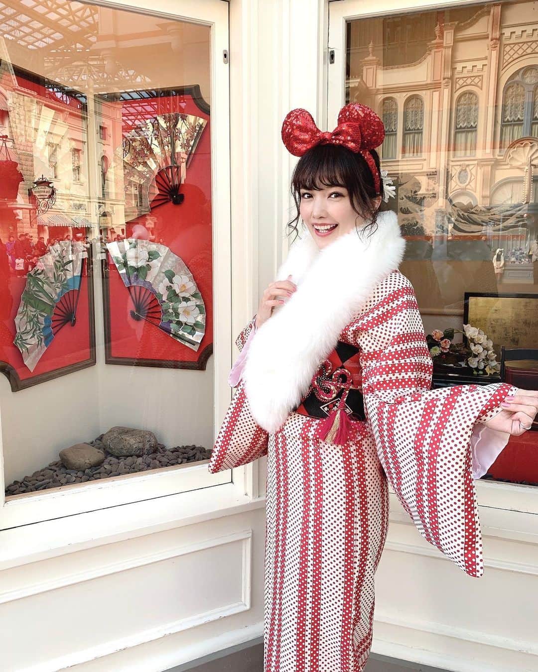 のインスタグラム：「👘💕👘💕﻿ ﻿ あけましておめでとうございます✨﻿ 今年もよろしくお願いします✨(*´ω`*)﻿ ﻿ やっぱりお正月は着物写真から！って思って﻿ いろんな着物写真の中から選んでたら、﻿ 去年のお正月の着物ディズニー写真で﻿ まだ投稿してないのがあったので❤️😋﻿ ﻿ 今年も去年同様、﻿ 広告とかWeb関連、ブライダルや和装、PVやMV、﻿ TVドラマやCMや再現VTRなどいろんな媒体に﻿ 出演させていただけたらいいなぁ💕﻿ ﻿ 早速、今夜放送の某ドラマや﻿ 今月から公開されるドラマや映画など﻿ ちょこっとだけだけど撮影に﻿ 参加させていただいた作品がどんどん﻿ 公開されていくから楽しみ❤️😍﻿ ﻿ ﻿ #着物#着物ディズニー#ディズニーランド#ディズニー#ディズニーコーデ#元日#お正月#あけましておめでとう#tokyodisneyresort#tokyodisneyland#disneyland﻿」