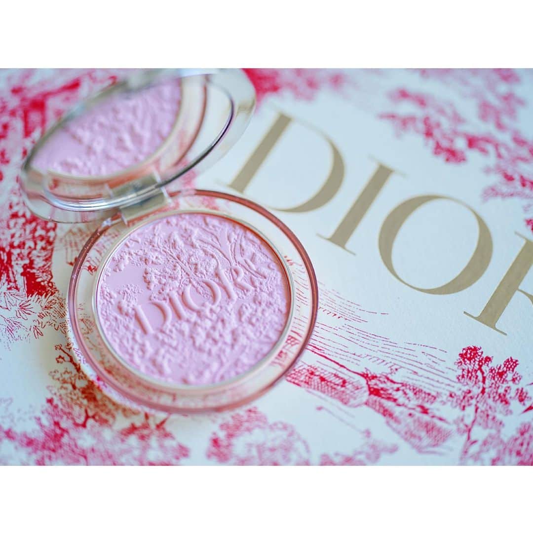 石井美保さんのインスタグラム写真 - (石井美保Instagram)「Diorを象徴するテキスタイル、トワルドゥジュイをエンボスにした美しい限定パウダー。お正月1つ目のコスメpostはこちらにします。 もう、これは眺めるだけでもいいぐらい。年末はこれを眺めて癒されながら過ごしていました。 恐る恐るブラシを入れて頬にのせると、ふんわり柔らかな紅潮感が。陶器みたいな仕上がりに感動。 パウダリーな肌づくりが見直されてるので、これ使えますよ！ 明日から1月12日まで伊勢丹新宿店の1階pop upで開催されるイベント限定品になります。サンククルールクチュールの限定色も！#dior#ディオールスキンミネラルヌードグロウパウダー#01ブルーミングガーデン」1月1日 21時24分 - miho_ishii