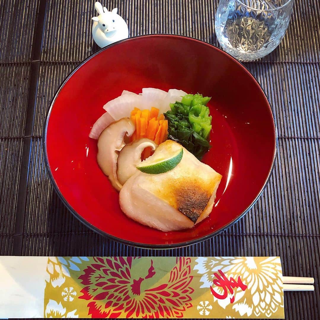 榊山敬代のインスタグラム：「🎍🍱…  ・ あけましておめでとうございます　 本年もよろしくお願いいたします  ということで  新年のはじまりは お雑煮を制作の巻  そして　  ネズミちゃんからウシちゃんへ おめでたくバトンタッチのとき  まだ慣れなくてカメラ目線が うまくできてませんけれども  今年もおうちごはんのお供に コロコロウシちゃん大活躍哉  ウシちゃん1年間よろしくお願いしますモー  🐮"♪ ・ ・ #happynewyear  #あけましておめでとうとうございます #お雑煮 #お餅 #おもち #野菜 #にんじん #大根 #しいたけ #かぼす #お正月 #ランチ #lunch #おうちランチ #おせち #Japanese #food #osechi #artist #cooking #おせちプレート #日本画家 の #盛り付け #お料理こんなもん」