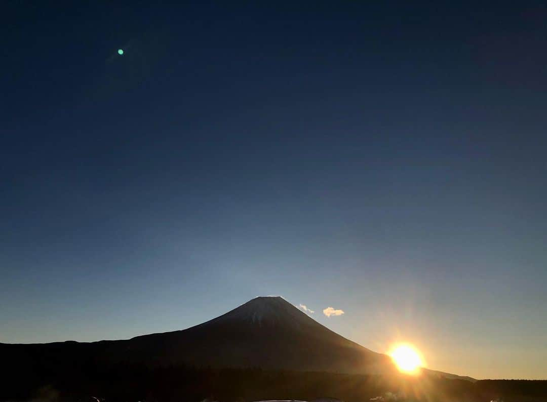 中西華菜のインスタグラム：「あけましておめでとうございます🌅今年は初めてキャンプで年を越しました🏕ふもとっぱらキャンプ場で目の前の富士を拝みながら縁起のいいスタートです🗻2020年はとにかくアウトドアな日々を過ごしてきてこういう時期だからこそ何気ない日常について考えさせられました😌2021年もアクティブに動き回りながら2020年にできなかったことが多々あるので、それをしっかり実行していきます✌️今年もよろしくお願いします🙇‍♀️💓 #ふもとっぱらキャンプ場 #年越しキャンプ #初日の出2021 #キャンプ女子 #テンティピ #tentipi #テントと富士山」