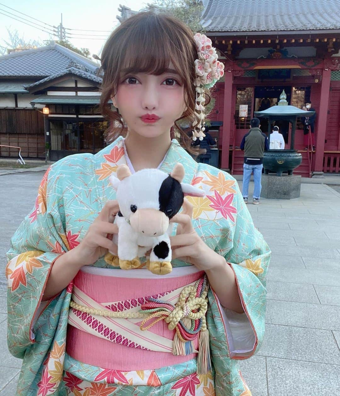 遠藤 玲奈 /endo renaさんのインスタグラム写真 - (遠藤 玲奈 /endo renaInstagram)「🎍🐄ᴴᴬᴾᴾᵞᴺᴱᵂᵞᴱᴬᴿ🐄🎍 明けましておめでとうございます🌅 . 2021年は関わってくれた人に、 君が居てくれてよかったーって想われる存在になれるように日々邁進していこうと思います🗻  今年も宜しくお願いします🐮🌱 . #happynewyear #happynewyear2021 #20202021 #初詣 #はしてません #着物 #着物コーデ #丑年 #着物ヘア  #ヘアアレンジ #和装ヘア #和装」1月1日 21時27分 - r_m.0115