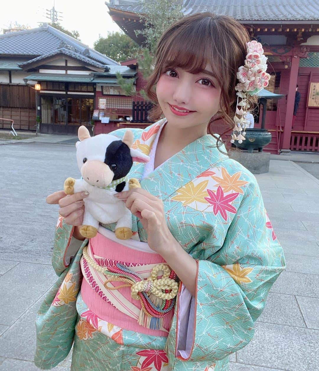 遠藤 玲奈 /endo renaさんのインスタグラム写真 - (遠藤 玲奈 /endo renaInstagram)「🎍🐄ᴴᴬᴾᴾᵞᴺᴱᵂᵞᴱᴬᴿ🐄🎍 明けましておめでとうございます🌅 . 2021年は関わってくれた人に、 君が居てくれてよかったーって想われる存在になれるように日々邁進していこうと思います🗻  今年も宜しくお願いします🐮🌱 . #happynewyear #happynewyear2021 #20202021 #初詣 #はしてません #着物 #着物コーデ #丑年 #着物ヘア  #ヘアアレンジ #和装ヘア #和装」1月1日 21時27分 - r_m.0115