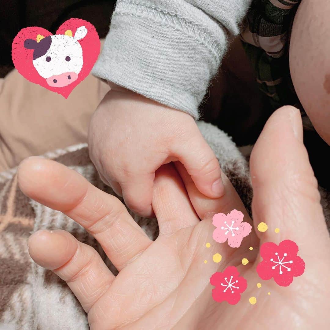 佐藤智美さんのインスタグラム写真 - (佐藤智美Instagram)「＃あけましておめでとうございます  都内の両親の家に新年の挨拶をしに行ってきました‼️ 半年ぶりの姪ッコちゃんに会えて嬉しい😆💕 小さい子の成長はあっと言う間なので貴重な瞬間…🕛  いつもは近所のお寺に参拝するのですが今年はさすがに自粛し、おせちをいただいてのんびり過ごしました😚  早くコロナの流行がおさまってもっと会えるようになりたいねぇ…  またみんなで元気に逢える日を願った元旦🎍🇯🇵」1月1日 21時27分 - tomo_monmon