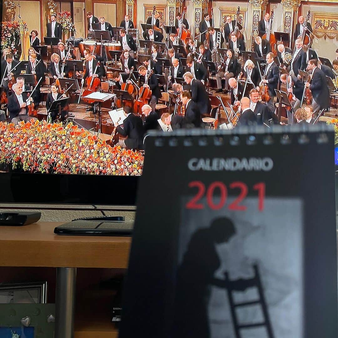 DeFlamenco.comのインスタグラム：「Un concierto flamenco de año nuevo, ¿pa cuando? Feliz 2021, siempre con música.」