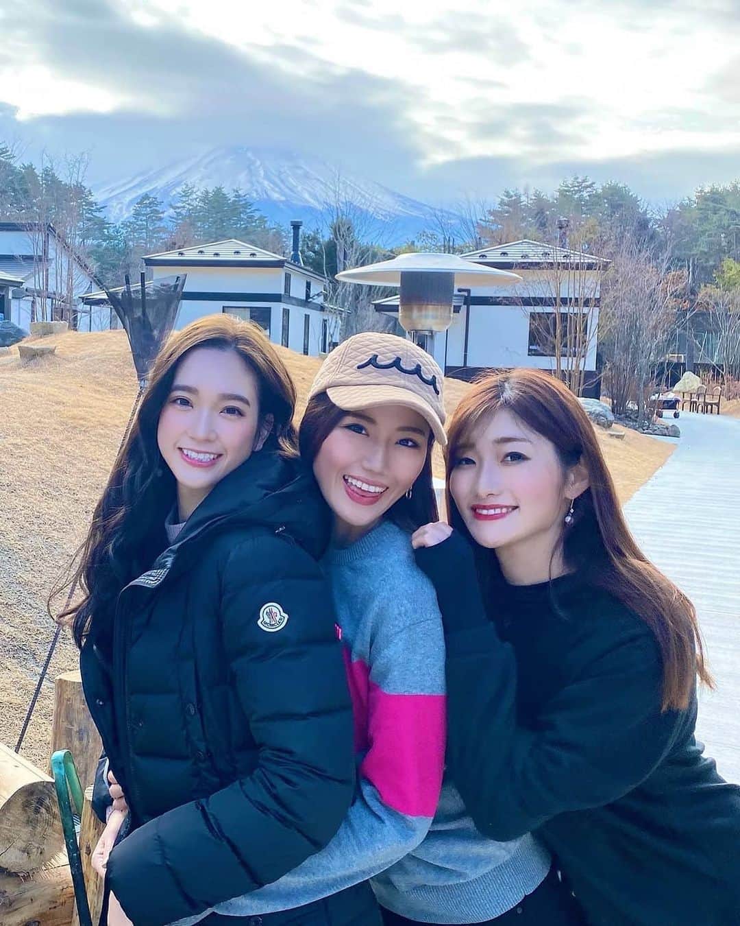 のインスタグラム：「グランピングはまりそー♫暖炉あって暖かいし冬は虫も少ないし特にいい❄️ また行きたいなぁ🙌💗✨ #happynewyear #mtfuji #fujiyama#fujisan #kawaguchiko #glamping #camp#outdoor #富士山#河口湖#新年#餅つき#グランピング#キャンプ#山梨県」