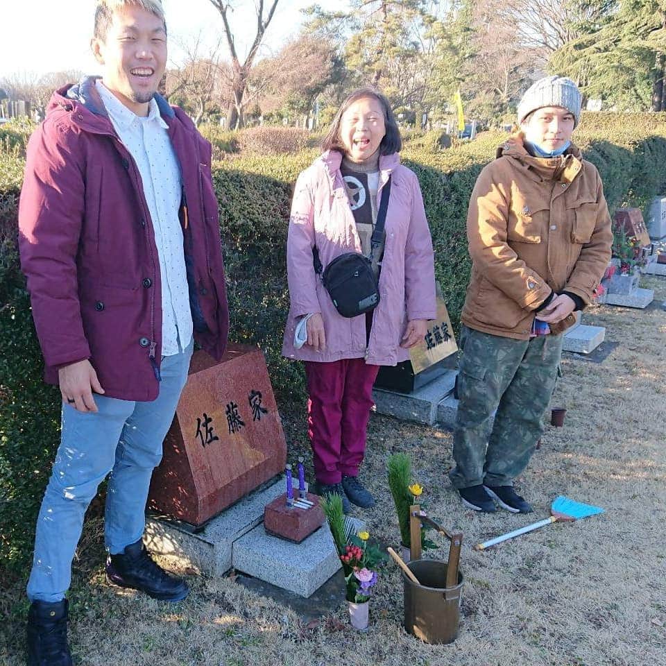 のインスタグラム：「明けましておめでとうございます！！☀️  元旦は母親、叔父さん、従弟と一緒に親父の墓参りへ。やっと来れて、晴れやかな気持ちで2021年を迎えました！  親父は最期はニッコリ笑って、母親が目を離した隙に息を引き取ったのを今日初めて聞いて、やっぱり凄いなと。  ろくでもないヤツだけど自分なりに真っ直ぐ生きて、自分も親父みたいに納得出来る人生を歩みたいなと思いました。 頑張ろ！！！」