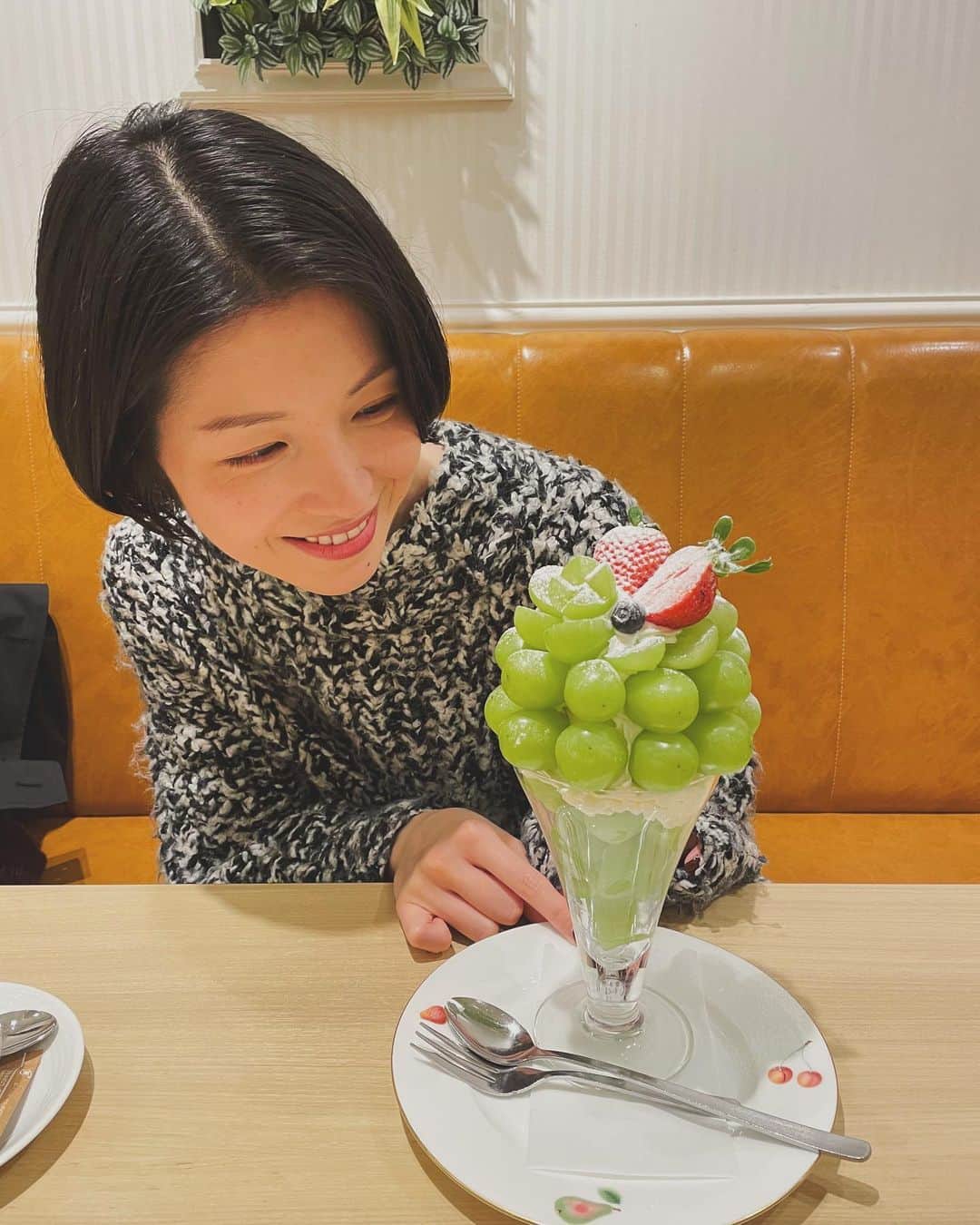 藤村聖子さんのインスタグラム写真 - (藤村聖子Instagram)「. 新年明けましておめでとうございます🎍 ただただ健やかに、笑顔溢れる一年になりますように。 2020年にやり残したたくさんのことを、一つ一つやり遂げる年にしたいです。 本年も何卒宜しくお願い致します。  美味しいパフェを添えて。」1月1日 21時34分 - shoko_fujimura