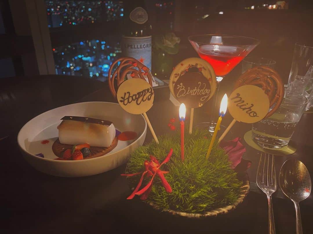 梅村実帆のインスタグラム：「皆様 あけましておめでとうございます🎍🍊 今年もよろしくお願いします🌅  私は今日で20代最後の年になりました🍸 29歳も全部楽しく前向きに、周りの方々への感謝を忘れず、 最高の1年にします💋みんなだいすき😘」
