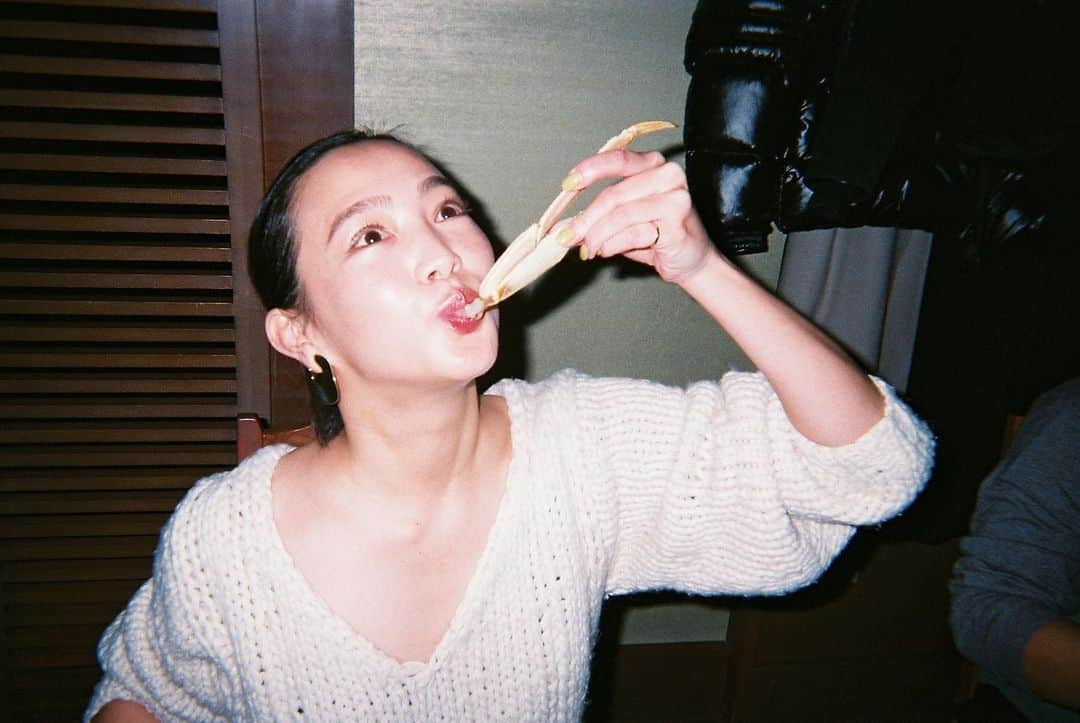 矢野由希子のインスタグラム：「2021年、私のすきなひとたちが 幸福度高め高めでありますようにい🪴  📸 @ikemako  @ikemako_utsurundesu   #うつるんです #写るんです #20210101 #ねこ」