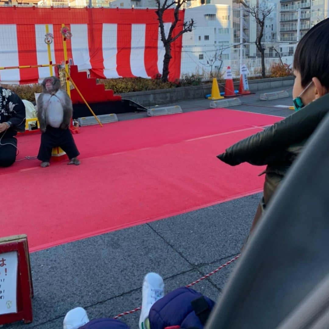 亀恭子さんのインスタグラム写真 - (亀恭子Instagram)「2021年 明けましておめでとうございます。  気持ちの良い快晴の元旦でしたね。 笑顔溢れる年になりますように❤︎  いつも通りおうちでお節を頂いて、 初詣に行き、恒例になりつつあるお猿さんの芸を見て…  家で家族でお正月らしくコマ回しやトランプを。  静かで穏やかな新年の始まり。  皆さま、本年もよろしくお願いします。  #happynewyear2021 #hello2021 #謹賀新年 #元旦」1月1日 21時36分 - kame_kyo