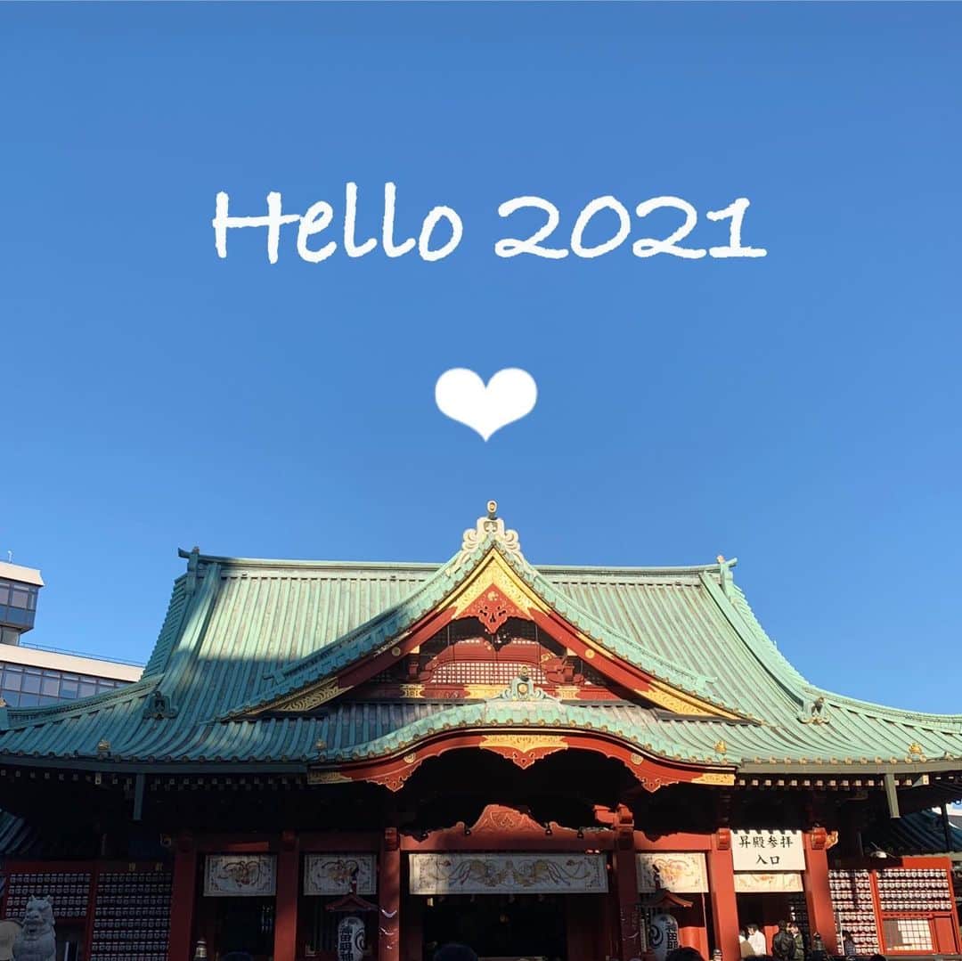 亀恭子のインスタグラム：「2021年 明けましておめでとうございます。  気持ちの良い快晴の元旦でしたね。 笑顔溢れる年になりますように❤︎  いつも通りおうちでお節を頂いて、 初詣に行き、恒例になりつつあるお猿さんの芸を見て…  家で家族でお正月らしくコマ回しやトランプを。  静かで穏やかな新年の始まり。  皆さま、本年もよろしくお願いします。  #happynewyear2021 #hello2021 #謹賀新年 #元旦」