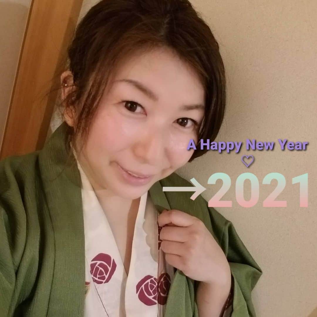 のインスタグラム：「明けましておめでとうございます。 昨年は世の中も変化、私にとっても大変化の年でした。ひとつ上の熟女修行中です。まだまだゆっくりペースでありますが、今年も需要あるかぎり皆様の応援を浴びて伸び続けていけたらなぁと。よろしくお願いいたします。皆様のご多幸、お祈り致します 2021 折原ゆかり」