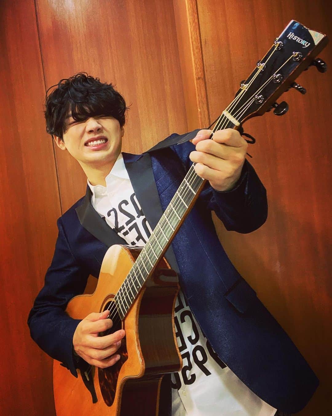 Ryuga（まるりとりゅうが）さんのインスタグラム写真 - (Ryuga（まるりとりゅうが）Instagram)「明けましておめでとうございます🎍🌅 カウントダウンTV観ていただいた方ありがとうございます！ 2年連続で出させていただき光栄でした！ 今年は自信のある曲のリリースが立て続けに待っているので自分としても凄く楽しみですし、皆さんも楽しみにしていてください🔥 そして去年はエレキギターにどっぽりハマってひたすら弾き続けた一年だったんですが、今年は沢山動画にもできたらなと思っているのでそちらも楽しみにしていてください！！ 皆さんにとっても飛躍の年になりますように！今年もよろしくお願いします🙇🏻‍♂️」1月1日 21時41分 - sing_0808