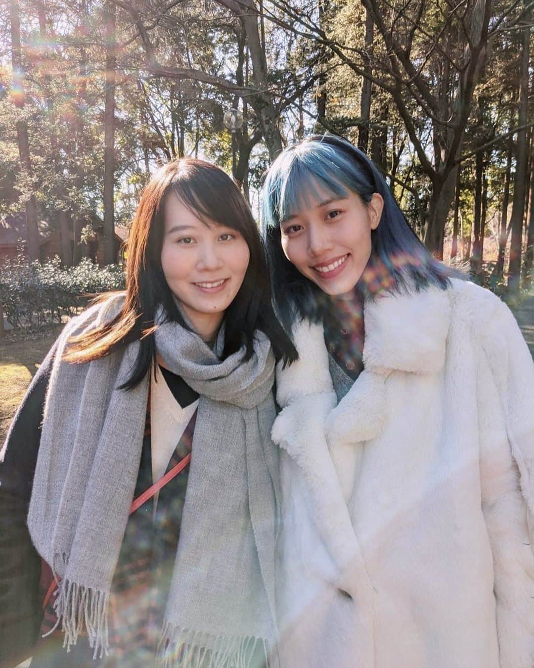 草野絵美のインスタグラム：「Cheers to much better 2021🎊 Photos with my beloved family❤️  あけましておめでとうございます✨今年は皆さんに会えますように、そしてもっともっと良い一年になりますように✨🐄🍀 久々に実家で新年を迎えました。 #草野gals 太陽光盛れる🌞  🧥 #alexanderwang  👖 #marineserre」