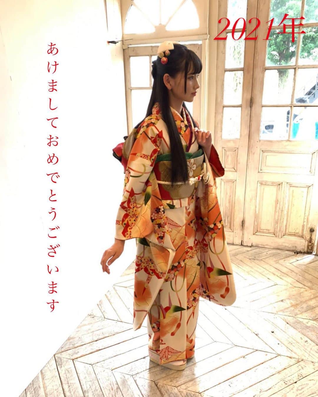 中野みやびのインスタグラム：「明けましておめでとうございます。 今年もよろしくお願いいたします。  #振袖 #白 #まるやま京彩グループ #着物 #成人式 #お正月 #元旦 #ロングヘア #かぐや姫 #お着物 #おしゃれ #hair #日本 #japan #モデル #model #中野みやび」