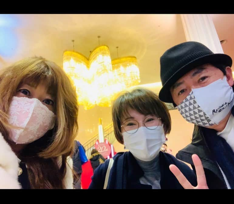 笠井信輔さんのインスタグラム写真 - (笠井信輔Instagram)「遅ればせながら、 新年あけましておめでとうございます  去年はご心配をおかけしました  一年前は病室で正月を迎え、 息子たちが初日の出の写真を撮って送ってくれました  今年はその息子達と一緒に 再び初日の出を拝むことができ、撮影もできました     雲一つない無風の快晴の空 恒例となっている息子たちとの 初日の出参拝を再びできた幸せを かみしめています   今年は元日から宝塚が上演されているので、 妻と脚本家の大石静さんとご一緒に 宝塚歌劇月組公演の観劇が実現しました   東京宝塚劇場がリニューアルして今年で20年  元日から観劇できるなんて 本当に夢のようです   去年は、周りの皆さんの助けを得て何とか困難を乗り越えることができました  今、様々な困難に直面している方も多いと思いますが、 今年は、きっと良い年になると信じたいですね ーーー信じましょう！  私もますます真面目に頑張りますので 今年もどうぞよろしくお願いいたします」1月1日 21時43分 - shinsuke.kasai