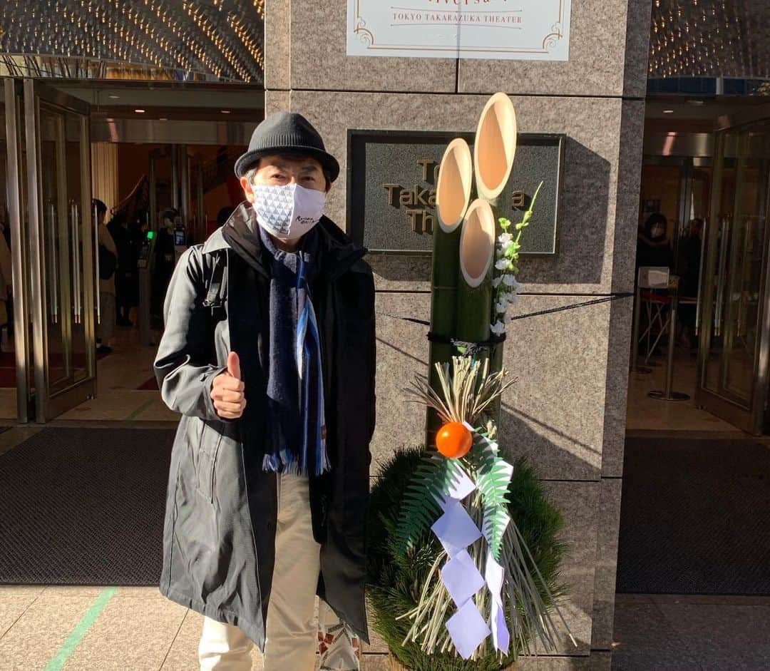 笠井信輔さんのインスタグラム写真 - (笠井信輔Instagram)「遅ればせながら、 新年あけましておめでとうございます  去年はご心配をおかけしました  一年前は病室で正月を迎え、 息子たちが初日の出の写真を撮って送ってくれました  今年はその息子達と一緒に 再び初日の出を拝むことができ、撮影もできました     雲一つない無風の快晴の空 恒例となっている息子たちとの 初日の出参拝を再びできた幸せを かみしめています   今年は元日から宝塚が上演されているので、 妻と脚本家の大石静さんとご一緒に 宝塚歌劇月組公演の観劇が実現しました   東京宝塚劇場がリニューアルして今年で20年  元日から観劇できるなんて 本当に夢のようです   去年は、周りの皆さんの助けを得て何とか困難を乗り越えることができました  今、様々な困難に直面している方も多いと思いますが、 今年は、きっと良い年になると信じたいですね ーーー信じましょう！  私もますます真面目に頑張りますので 今年もどうぞよろしくお願いいたします」1月1日 21時43分 - shinsuke.kasai