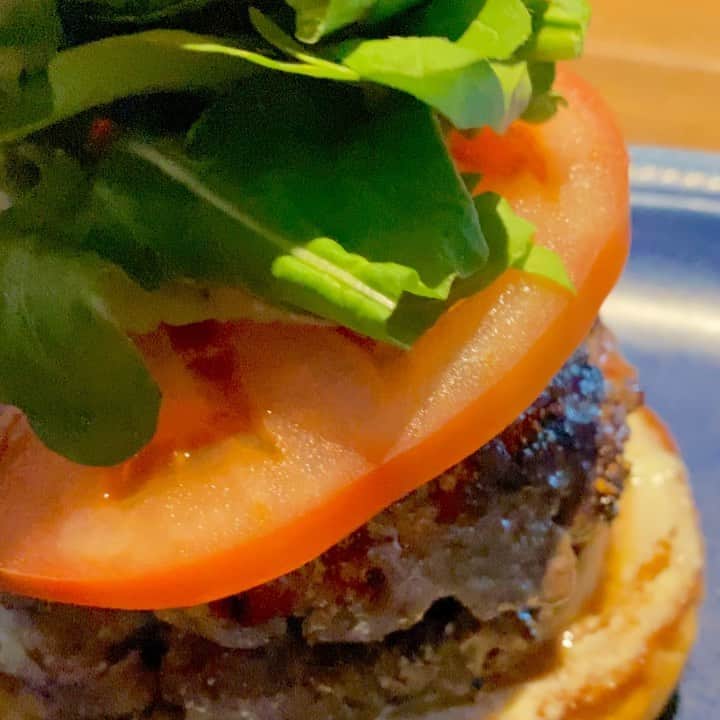 澤田修のインスタグラム：「【🐃うし🐂どし🐄】 おせち料理代わりに、元日も営業中『潮見スキッパーズ』へ！！ スキッパーズ・バーガーは今年も絶品でした。  お代わりしちゃった🎵  #潮見スキッパーズ」