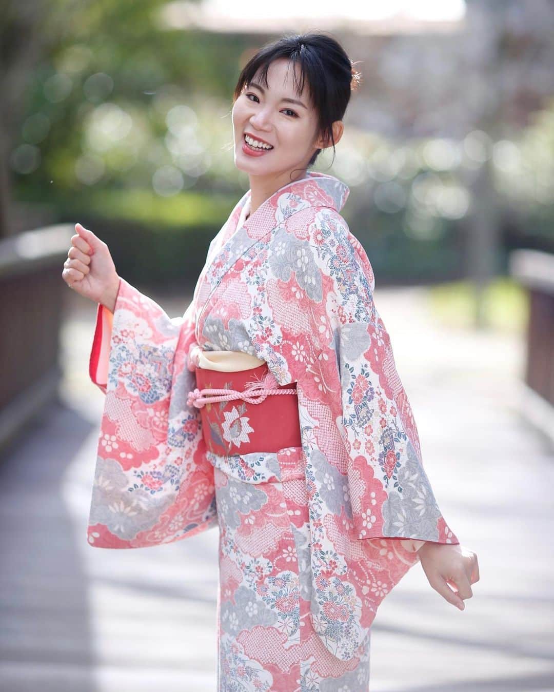 内田有理のインスタグラム：「あけましておめでとうございます🎍😊️✨(喪中ですが😅)本当にお世話になりました！今年もよろしくお願いいたします❤️コロナで会えなくても心は繋がっていると信じています✨日の出テレビで見てちょっと感動🥺「陽はまた昇る」ですね！明けない夜はないですね！今年はもっとアウトプット出来る様に頑張ります！喋る事、文章下手くそなのですが、練習と思って書きますので何卒よろしくお願いします💖 勝手に書いてアップします！むしろ読まなくて良いので〜💦」
