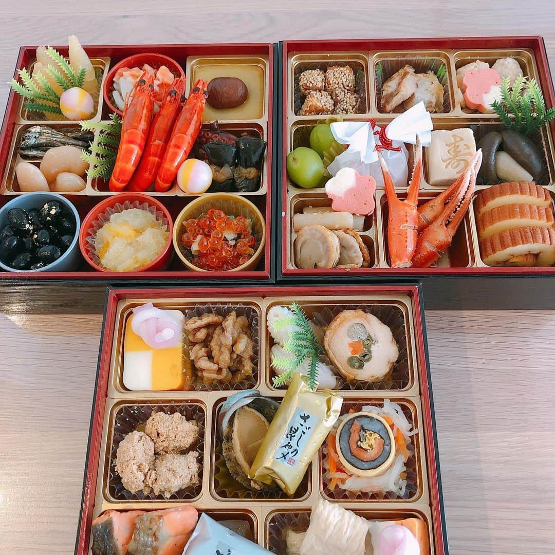 小泉エリのインスタグラム：「あけましておめでとうございます🎍 おせちは少しずつ食べるんですよね？ 今日、朝食で出したおせちが一瞬で3段全てなくなりました😅 元日の夜はおせちの残りを食べる予定をしていたのですが、なかったのでお好み焼きとお餅を焼いてきなこをまぶして食べました🤣 #親方の食欲 #力士あるあるなの？ #痩せたはずやのに #朝も夜もおもち #おもちも20個消費 #今年もよろしくお願いします #明日 #おもち買いに行こ」