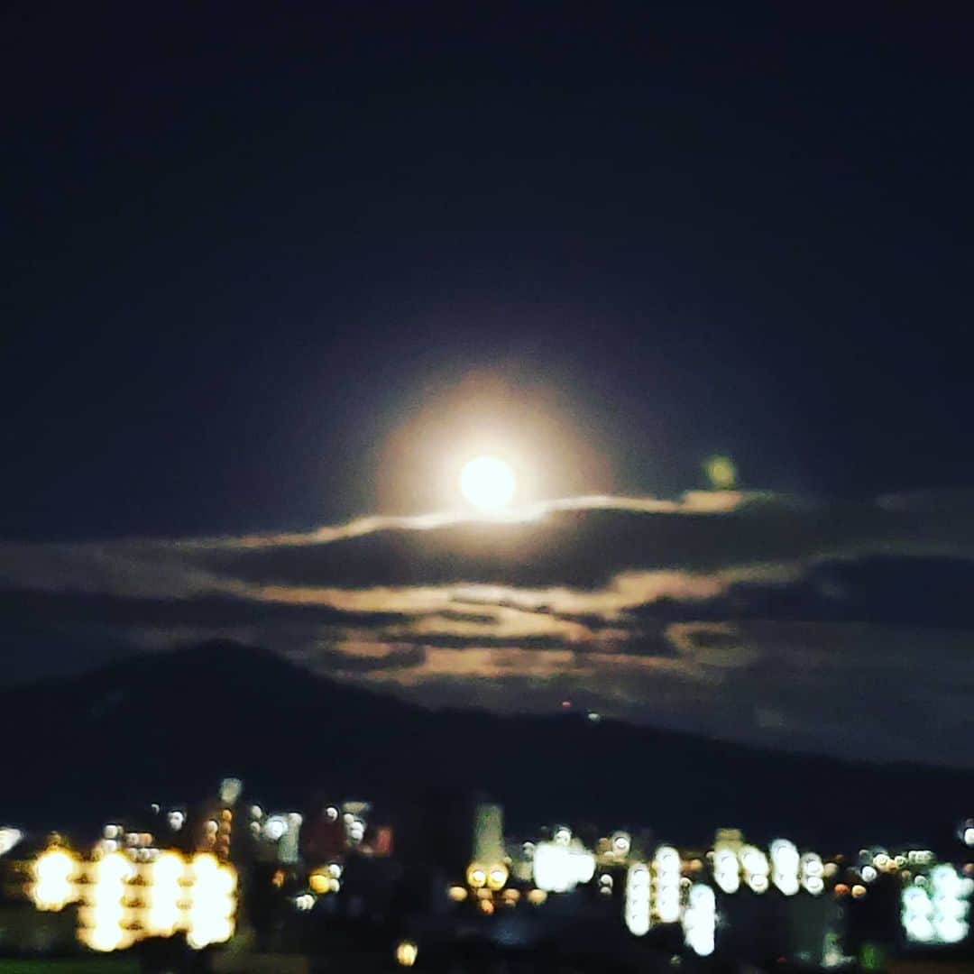 竹内弘一のインスタグラム：「元日のお月さま、きれいです✨ 下の雲が龍に見える？？ 朝からおせち食べて初詣行って お墓参り行って昼寝して 笑ってはいけない、紅白みて、 もつ鍋食べて、UNO大会←いまここ こんなにゆっくりしたのいつぶり？？ 貴重な一日。ありがとうございました！ #元日」