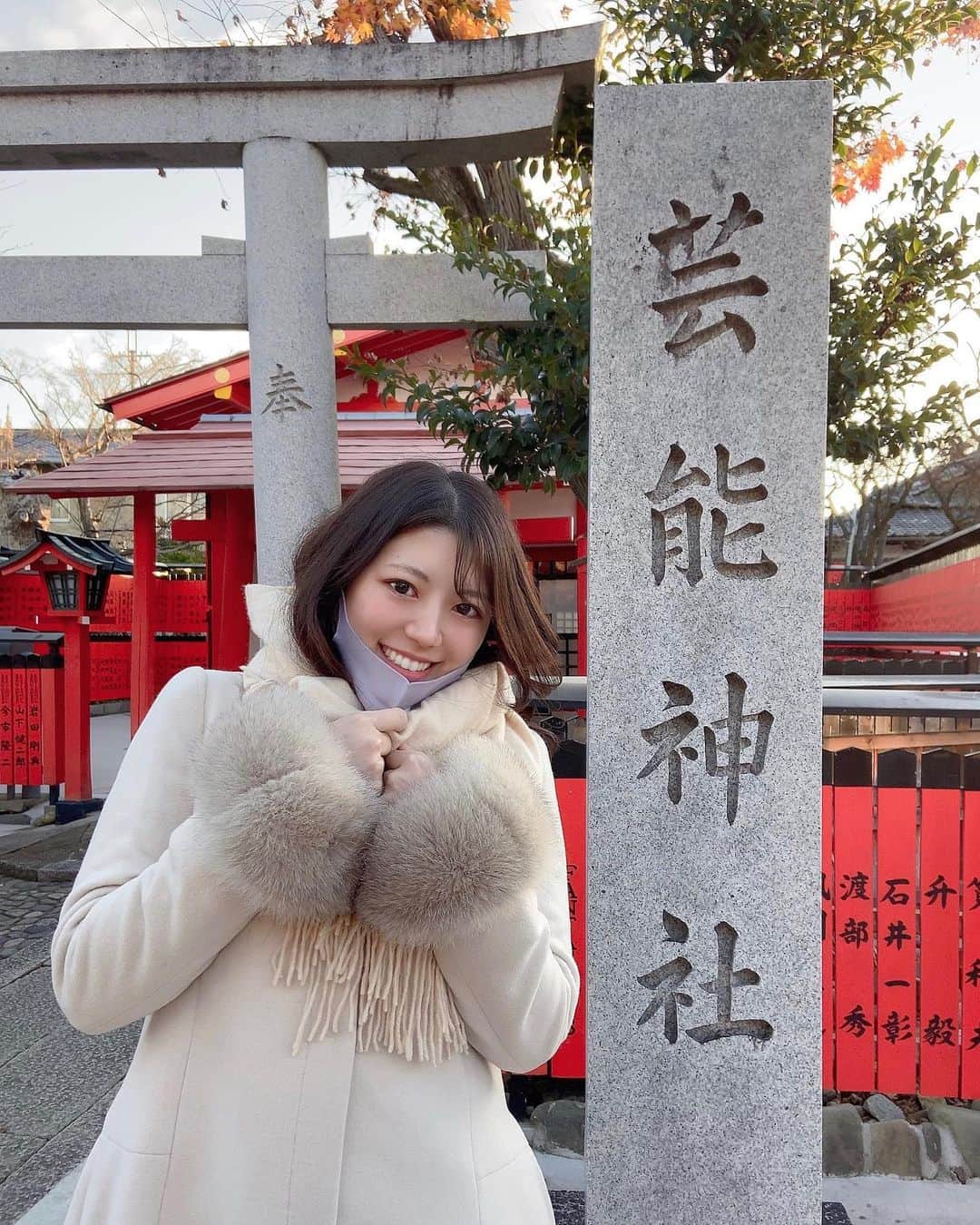 穂波はるさんのインスタグラム写真 - (穂波はるInstagram)「元旦恒例の💓 お姉ちゃんと伏見稲荷大社🦊 千本鳥居を2時間かけて山頂までお参りしてきました〜っ⛩⛩⛩ そのあと芸能の車折神社行ったら季節外れの桜？？🌸  #車折神社 #芸能神社 #伏見稲荷大社」1月1日 21時53分 - honami.haru