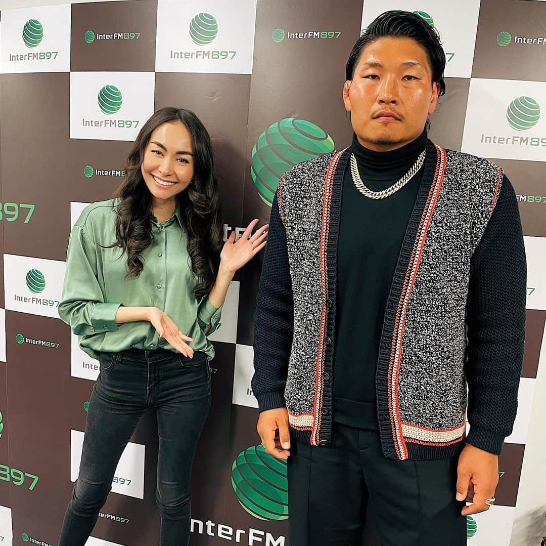 シャウラさんのインスタグラム写真 - (シャウラInstagram)「明日から OSHARE LIFE が @interfm897 に帰ってきます！2021年一発目のゲストはずーーーっとお会いしたかったラグビー選手の稲垣啓太さんです！なんと稲垣さん、初ラジオ出演！！びっくり！ まじでスイートでより好きになっちゃいました。おふざけの2人のトーク聞いてくださいねー！OSHARE LIFE 毎週土曜日14時からです！ OSHARE LIFE is coming back to Interfm89.7 tomorrow! Our first guest of 2021 is professional rugby player Keita Inagaki. Absolutely LOVE this guy!!! @gaki.keita Tune into Interfm89.7 every Saturday at 2pm. #オシャレ897 #rugby #稲垣啓太」1月1日 22時04分 - shaula_vogue