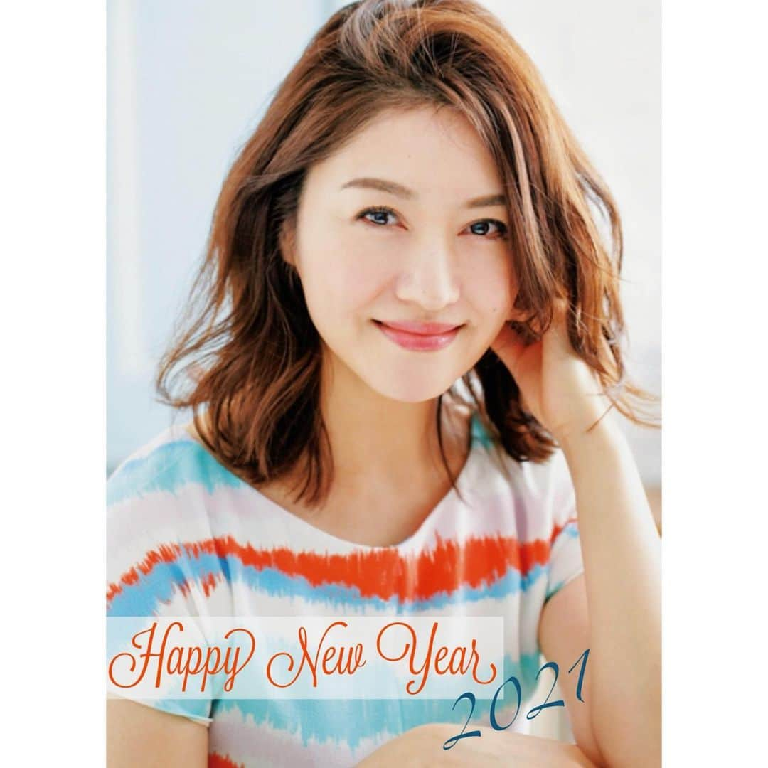 田澤友子さんのインスタグラム写真 - (田澤友子Instagram)「＼Happy New Year 2021／ . 昨年は辛いこともたくさんありましたが、 そんな状況下でも たくさんの応援や支援によって支えられた、 感謝一杯の一年になりました。 . 今年はもっと軽やかにしなやかに。 . 皆様の日常の中にちょっとした ワクワク感をお届け出来るよう、 楽しみながらバージョンアップしていきます！ . 今年は身も心も健康に 皆様が笑顔溢れる一年となりますように🙏✨ . 今年もよろしくお願いいたします❤︎ . . #新年のごあいさつ  #happynewyear  #今年はまめにアップしようと思います #風の時代なので情報発信 #もうすぐプロフ変わるから思い出に #事務所の宣材写真です #風を感じるヘアがお気に入り #ビューティーモデル #田澤友子 #タザワトモコ」1月1日 21時57分 - tomo_tazawa