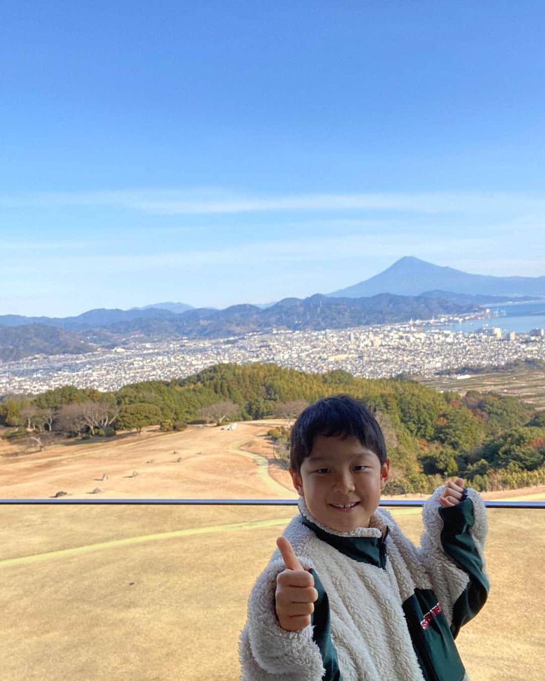 権田修一のインスタグラム：「あけましておめでとうございます！ 本年もよろしくお願いします🙇🏻‍♂️  前の投稿とほぼ写真一緒ですみません笑 日本平ホテルからの景色が素晴らしすぎました✨ これから静岡に住んでから色々行きたいと思います！」