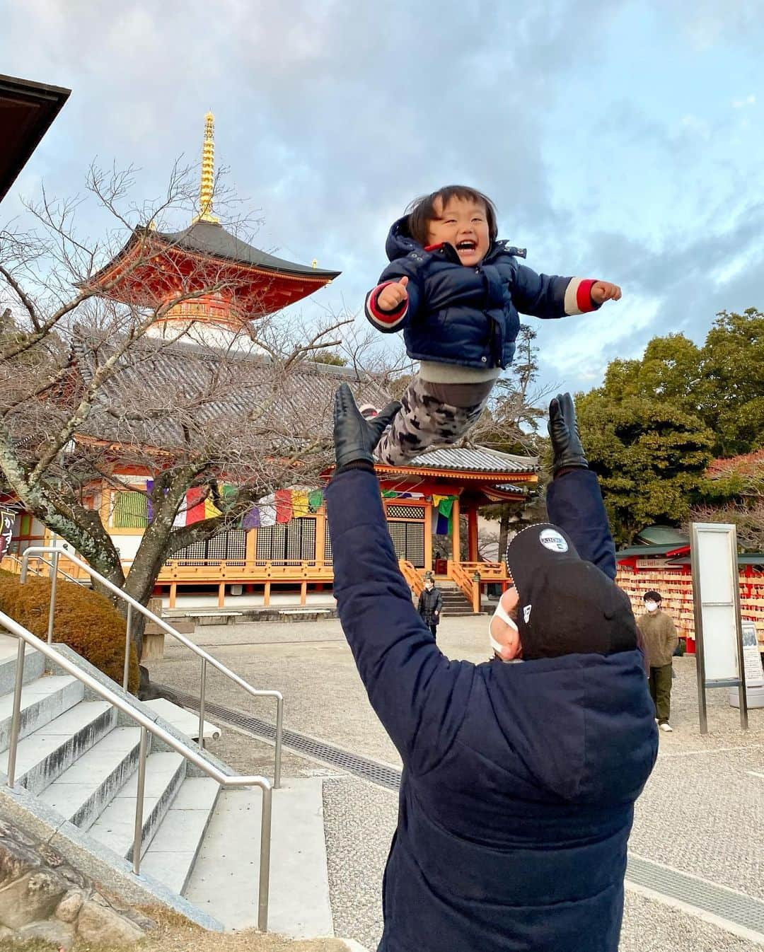 輝良まさとさんのインスタグラム写真 - (輝良まさとInstagram)「・ 2021年1月1日 明けましておめでとうございます㊗️ そしていつもInstagramを見ていただき有難うございます😊❤️ ・ 2020年は本当にコロナ一色の1年でしたね… 実はうちの主人も7月に濃厚接触者に認定されてPCR検査を受けました。 その時は本当に結果がわかるまでは生きた心地がしなかったし、陰性がわかった時のあのほっとした安堵の気持ちは今でも忘れません… このご時世いつ誰がどこでコロナにかかってもおかしくない時代なので、誰のせいにするわけでもなく自分で自分の身を守らないといけないなと痛感しました。 ・ 私自身も最後の最後でぎっくり腰をやってしまいましたし（もぅほぼ痛みは無くなってきましたが重ーい感じはまだあります😅）、親族にも病気が発覚した人が沢山いたので、本当に元気に健康でいられることは有り難くて大事なことです💦 ・ どうか皆様もお身体ご自愛なさって笑顔溢れる1年となりますように😊❤️ ・ ・ さて、そんな我が家の年越しはまたしてもさちこ家にお世話になり、友達たちと年越しをさせてもらいました😆🙌 さちことは3日連続で一緒にいるーー😂😂笑 真那人は21時半ごろに寝てしまいましたが、さちこの旦那様にジュースやらお菓子やらをもらい、一緒に遊んでもらってとっても嬉しそうでした❤️ さちこに美味しいご飯をもてなしてもらって至れり尽くせりで楽しい年越しを迎えることができて良かったです🥰 ・ そして今日は懐かしの中山寺へ初詣に⛩ 神様に欲張りなほど沢山お願いしてきました🤣 ・ 2021年、どんなに1年になるかな… 日本にたくさんの笑顔が戻る1年になることを願うばかりです🙏✨ いい1年になりますように🥰🙏✨ 今年も宜しくお願い致します❤️ ・ ・ ・ #明けましておめでとうございます#2021年#初詣#中山寺#宝塚#花組#レインボーベビー#レインボーベビー真那人#令和元年ベビー#6月生まれ#1歳#1歳6ヶ月#1歳半#赤ちゃん#赤ちゃんのいる生活#ままのて#ママリ#ベビフル#可愛い#愛おしい」1月1日 22時00分 - kirahama0703