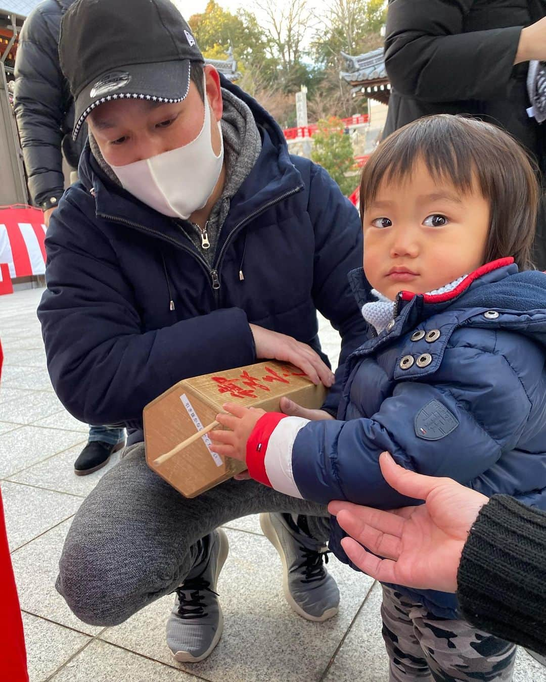 輝良まさとさんのインスタグラム写真 - (輝良まさとInstagram)「・ 2021年1月1日 明けましておめでとうございます㊗️ そしていつもInstagramを見ていただき有難うございます😊❤️ ・ 2020年は本当にコロナ一色の1年でしたね… 実はうちの主人も7月に濃厚接触者に認定されてPCR検査を受けました。 その時は本当に結果がわかるまでは生きた心地がしなかったし、陰性がわかった時のあのほっとした安堵の気持ちは今でも忘れません… このご時世いつ誰がどこでコロナにかかってもおかしくない時代なので、誰のせいにするわけでもなく自分で自分の身を守らないといけないなと痛感しました。 ・ 私自身も最後の最後でぎっくり腰をやってしまいましたし（もぅほぼ痛みは無くなってきましたが重ーい感じはまだあります😅）、親族にも病気が発覚した人が沢山いたので、本当に元気に健康でいられることは有り難くて大事なことです💦 ・ どうか皆様もお身体ご自愛なさって笑顔溢れる1年となりますように😊❤️ ・ ・ さて、そんな我が家の年越しはまたしてもさちこ家にお世話になり、友達たちと年越しをさせてもらいました😆🙌 さちことは3日連続で一緒にいるーー😂😂笑 真那人は21時半ごろに寝てしまいましたが、さちこの旦那様にジュースやらお菓子やらをもらい、一緒に遊んでもらってとっても嬉しそうでした❤️ さちこに美味しいご飯をもてなしてもらって至れり尽くせりで楽しい年越しを迎えることができて良かったです🥰 ・ そして今日は懐かしの中山寺へ初詣に⛩ 神様に欲張りなほど沢山お願いしてきました🤣 ・ 2021年、どんなに1年になるかな… 日本にたくさんの笑顔が戻る1年になることを願うばかりです🙏✨ いい1年になりますように🥰🙏✨ 今年も宜しくお願い致します❤️ ・ ・ ・ #明けましておめでとうございます#2021年#初詣#中山寺#宝塚#花組#レインボーベビー#レインボーベビー真那人#令和元年ベビー#6月生まれ#1歳#1歳6ヶ月#1歳半#赤ちゃん#赤ちゃんのいる生活#ままのて#ママリ#ベビフル#可愛い#愛おしい」1月1日 22時00分 - kirahama0703