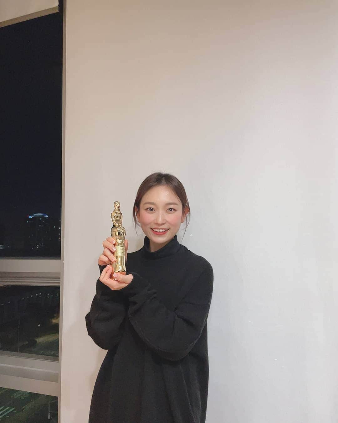 Kim Seul-gieのインスタグラム：「감사합니다..♡ #MBC  #2020 #우수상」