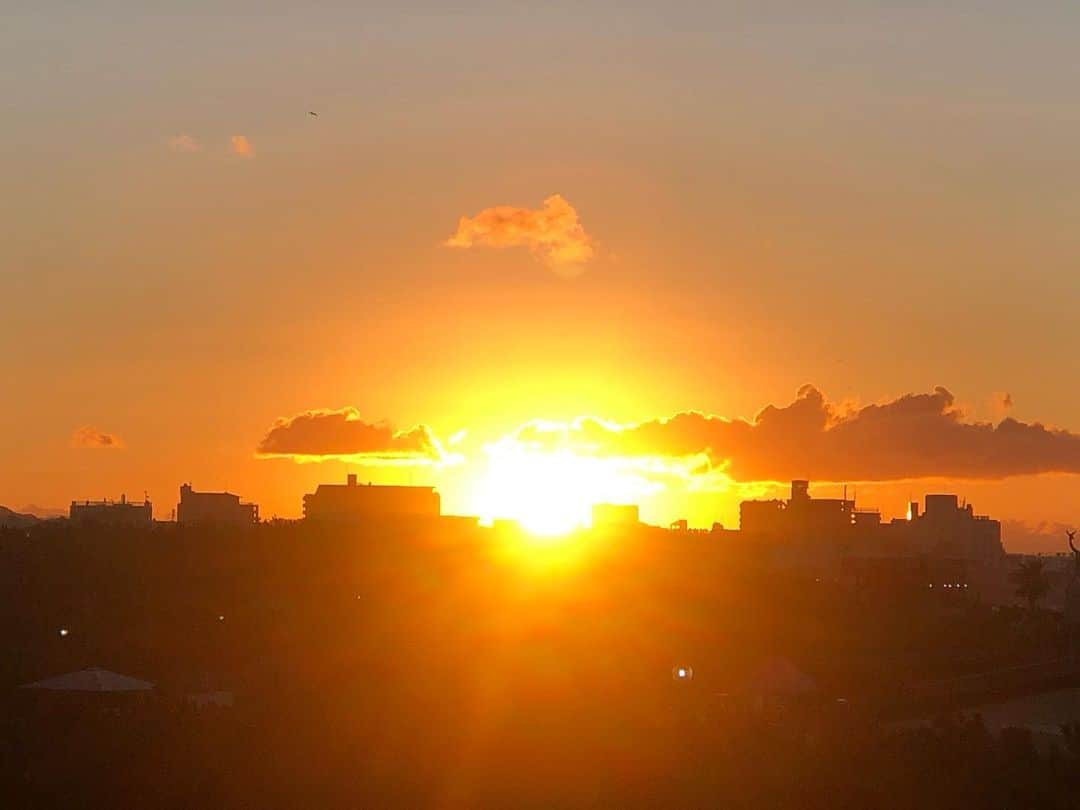 はねゆりのインスタグラム：「初日の出🌅を拝み、初詣も⛩行けた元旦🎍✨2021年が少しでも笑顔とハッピーが多い年になりますように❤️」