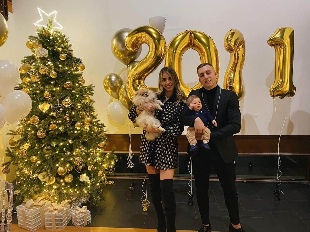 ジェラール・デウロフェウのインスタグラム：「1enero2021 🥂」