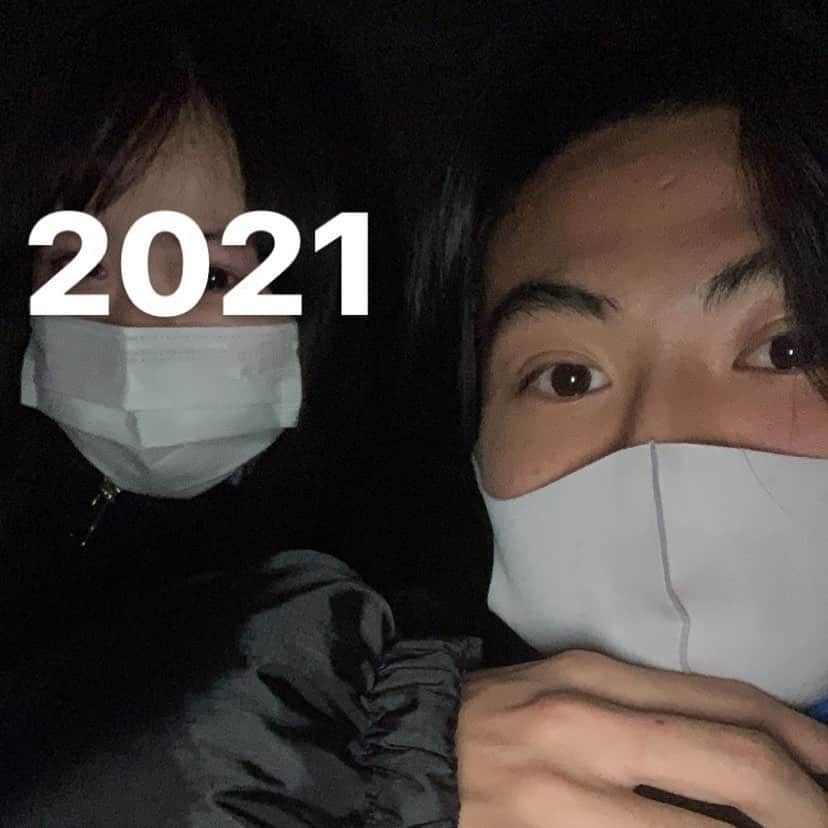 溝川凜のインスタグラム：「🎍🌅🎍 ~2021~ あけましておめでとうございます。 2021年は多忙な気がする。 挫折することも多々あると予感しているが、 自分を信じて 仲間や家族に支えながら 頑張っていこうと思います🧠 今年もどうぞよろしくお願いします🙇‍♀️  大陸もよろしくっ  #2021 #元旦」