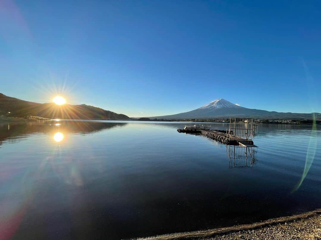 篠崎ゆうきさんのインスタグラム写真 - (篠崎ゆうきInstagram)「★  日本一の富士山で 初日の出を見てきました！ マイナス６°で寒かった😂💙  去年はCOVID-19で 世界中の方々が大変だった 1年だったと思います😢 私は #Instagram 乗っ取られて 6万フォロワー様を失って 今までの努力が水の泡になり SNSで発信する 私にとっては死活問題でした。 今まではフォロワーの数字ばかり 気にしてきたけど 違うってことに気づいた フォロワーが多くても イイネやコメントが少なければ 支持されてない表だけの 中身がスカスカになると気づいたので 私は中身を大事にしたいと思いました🙇‍♂️ SNSを通して私のことを たくさん知っていただけたら とっても嬉しいでーす👏😆 フォロワーの皆様 2021年もよろしくお願いします💕  今年の目標は 常に謙虚な気持ちをもち 真っ直ぐ前を向き 足元救われないように 1歩ずつ着実に歩き 芯の強いカッコイイ女性 慣れるようにがんばります！  これからも 応援よろしくお願いします💁‍♀️✨  #2021.1.1 #元旦 #初日の出 #御来光 #富士山 #いつかは登りたい #世界文化遺産 #今年はやる  #勝負の年 #頑張ります #フォロワーさんに感謝  #いつもありがとう #篠崎ゆうき」1月1日 22時13分 - snyu_uk