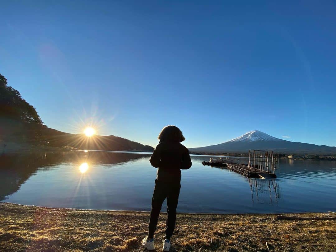 篠崎ゆうきのインスタグラム：「★  日本一の富士山で 初日の出を見てきました！ マイナス６°で寒かった😂💙  去年はCOVID-19で 世界中の方々が大変だった 1年だったと思います😢 私は #Instagram 乗っ取られて 6万フォロワー様を失って 今までの努力が水の泡になり SNSで発信する 私にとっては死活問題でした。 今まではフォロワーの数字ばかり 気にしてきたけど 違うってことに気づいた フォロワーが多くても イイネやコメントが少なければ 支持されてない表だけの 中身がスカスカになると気づいたので 私は中身を大事にしたいと思いました🙇‍♂️ SNSを通して私のことを たくさん知っていただけたら とっても嬉しいでーす👏😆 フォロワーの皆様 2021年もよろしくお願いします💕  今年の目標は 常に謙虚な気持ちをもち 真っ直ぐ前を向き 足元救われないように 1歩ずつ着実に歩き 芯の強いカッコイイ女性 慣れるようにがんばります！  これからも 応援よろしくお願いします💁‍♀️✨  #2021.1.1 #元旦 #初日の出 #御来光 #富士山 #いつかは登りたい #世界文化遺産 #今年はやる  #勝負の年 #頑張ります #フォロワーさんに感謝  #いつもありがとう #篠崎ゆうき」