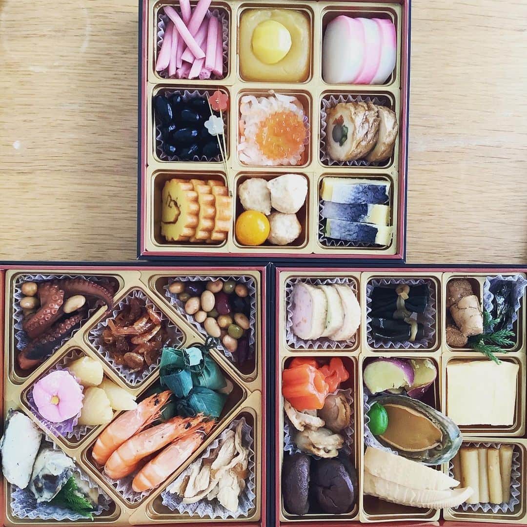 川面千晶のインスタグラム：「去年はたくさん色んな方に気にかけていただき、本当にありがとうございました😊 ・ 2020年は人生で1番、喜怒哀楽激しめですんごい疲れたけど、めっちゃいい年だったんですわ。 ・ 2021はさらに幸福度あげて、しっかり生きていきたいと思います💪 ・ なにはともあれ、子育てと仕事頑張るぞいぞいぞいぞいぞぞぞぞい😋 ・ めっきりみなさんにお会いできなくなってしまい、とてもとても寂しいけど、頑張るしかない😢 ・ #新年のご挨拶  #イオンのお節  #白味噌 #うまい」