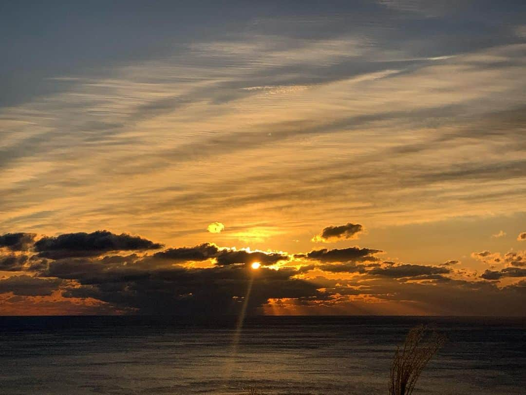 井浦新さんのインスタグラム写真 - (井浦新Instagram)「今年の初日の出 とっても沁みたからもう一枚 雲の切れ間から現れた瞬間 一瞬放たれた閃光が素晴らしかった」1月1日 22時06分 - el_arata_nest