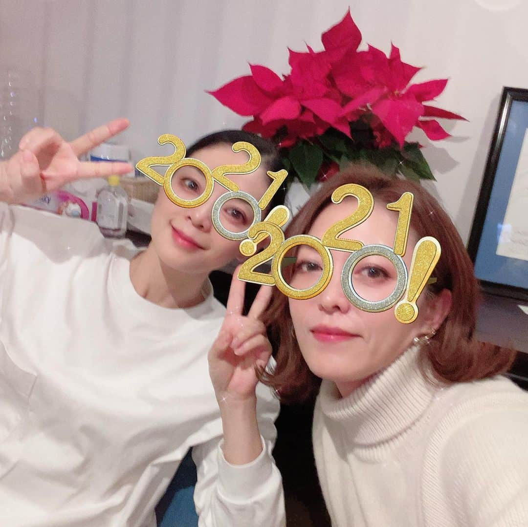 安蘭けいさんのインスタグラム写真 - (安蘭けいInstagram)「2021年無事明けました🎊㊗️🎊 おめでとうございます✨✨✨ 今年は皆さま笑顔多めな1年で有りますように💕💕💕 そして、皆さまに沢山会えますように❤️❤️❤️  #2021 #新年おめでとうございます #朝海ひかる #妹  #ほぼ家族 #今年も一緒笑っ」1月1日 22時09分 - toko_aran